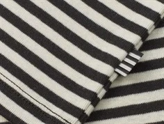 detaljebillede af Mads Nørgaard t-shirt i stribet sort og råhvid